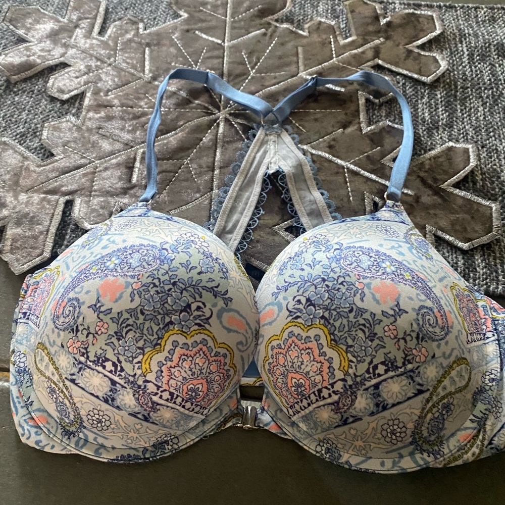 Victiora secret size 38 C push up slightly used